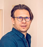 Maklér